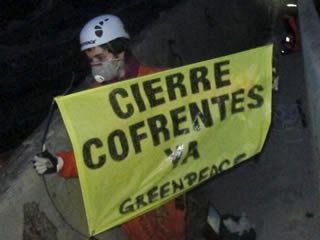 Un dels activistes de Greenpeace, durant la protesta (Foto: EFE)
