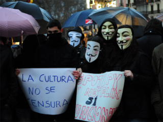 Un grup d'Anonymous protesta contra la llei Sinde a les portes del teatre dels premis Goya. (Foto: blog "Operació Goya")