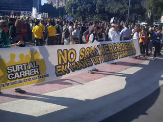 La gent ha pres el centre de Barcelona sota el lema "No som mercaderies en mans de polítics i banquers". (Foto: Twitter: L4nDeR)