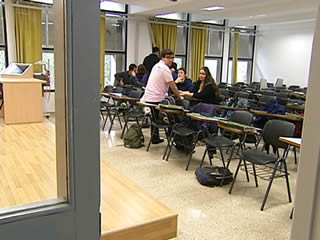 Alumnes assisteixen a classes amb normalitat.