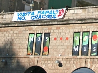 A Montserrat, s'han desplegat pancartes contràries a la visita. (Foto: ACN)