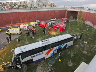 L'autobús ha saltat una tanca i s'ha precipitat per un desnivell de set metres. (Foto: EFE)