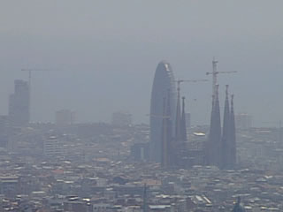 Imatge de la ciutat de Barcelona on es pot apreciar la contaminació de l'aire.