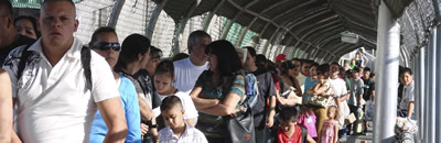 Turistes i residents nord-americans fan cua al pas fronterer d'El Paso, a Texas. (Foto: Reuters)
