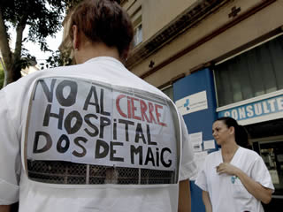 Els treballadors de l'Hospital Dos de Maig protesten contra el tancament del centre. (Foto: EFE)