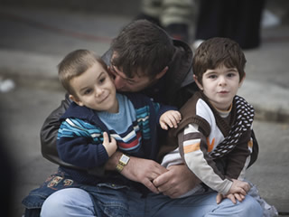 Els experts destaquen la importància que els pares també cuidin els petits. (Foto: Reuters)
