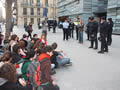 Concentració davant una comissaria dels mossos